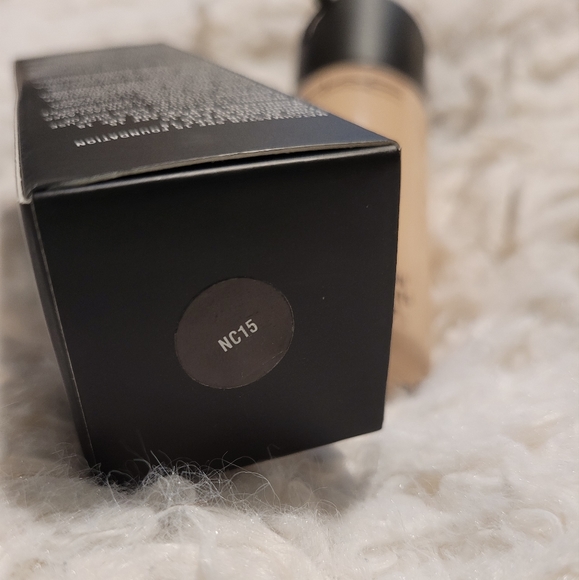 MAC Matchmaster Moisturizing Foundation SPF 15 (NC15) - Picture 2 of 4